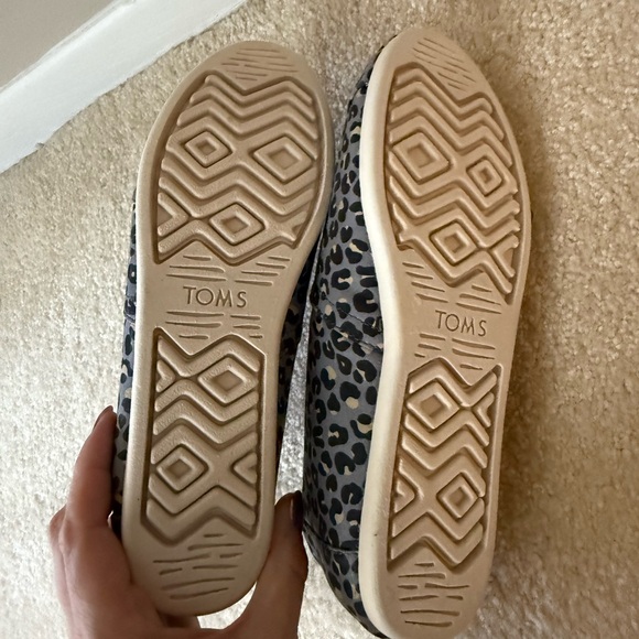 NWT TOMS Women’s Gray and Black Animal Print Slip-Ons Size 8 - Picture 7 of 8